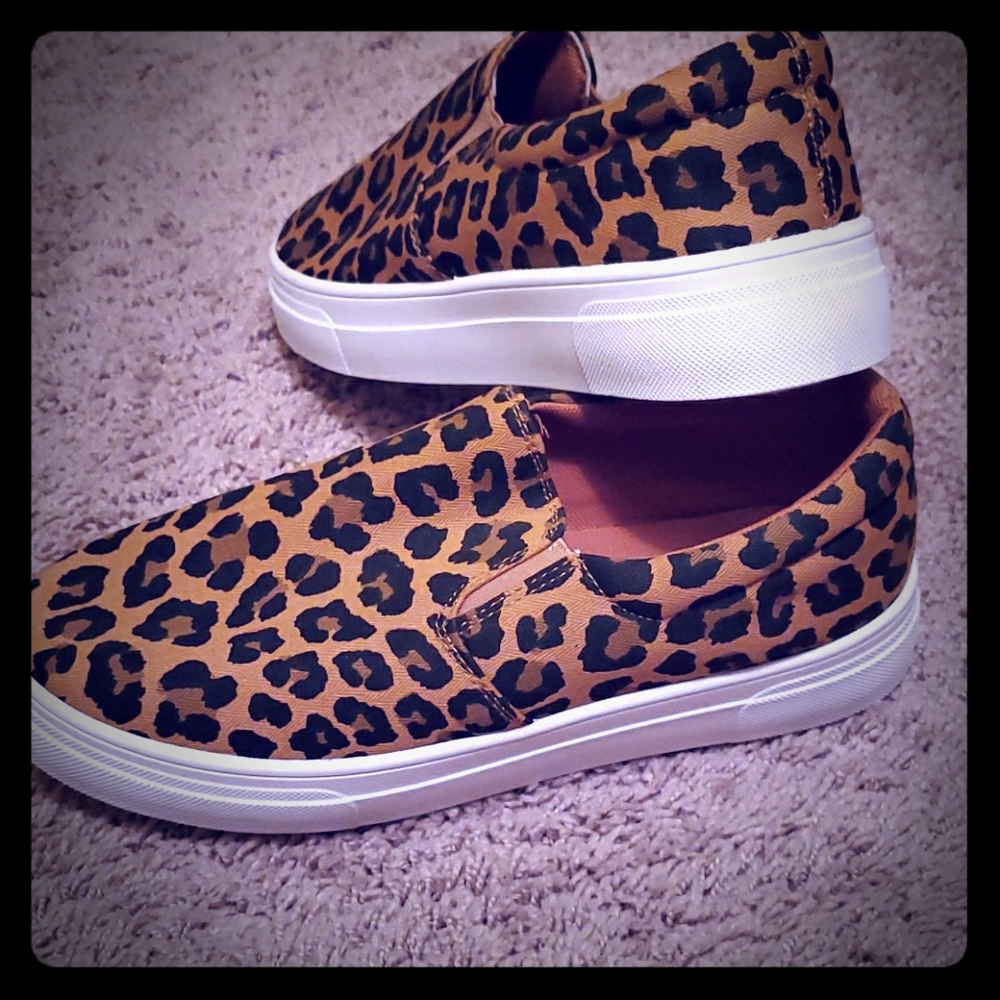 Barely worn women's cheetah print shoes